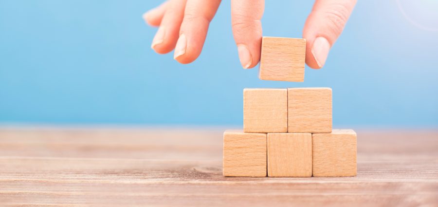 woman is placing blank blocks in a row on the blue background