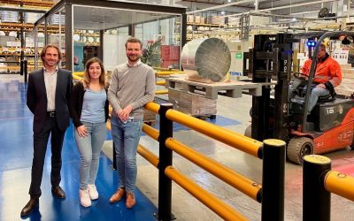 The first plastic pallet test in the Avery Dennison distribution center in Milan. From left to right: Fabio Turco, Sales Manager Italy at Tosca, Violeta Gómez, Central Packaging Leader at Avery Dennison and Felix Van Ouytsel, Business Development Manager at Tosca.